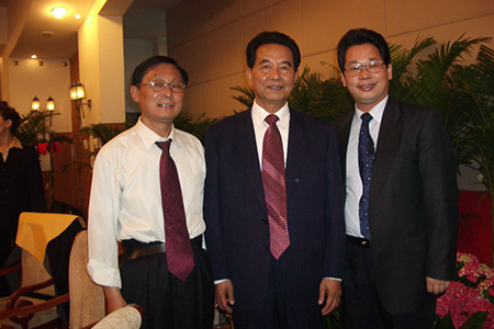 吳官正書記與楊洪總裁及高成主任在清華大學校友聚會上。